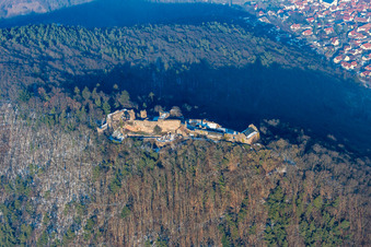 Luftbild von Burgruine Madenburg im Winter von Süden in Eschbach im Bundesland Rheinland-Pfalz, Deutschland