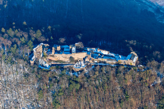 Luftaufnahme von Burgruine Madenburg im Winter von Süden in Eschbach im Bundesland Rheinland-Pfalz, Deutschland