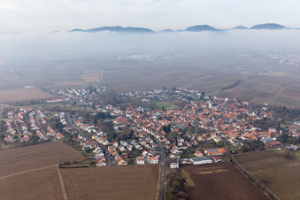 Dorf - Ansicht unter Wolken am Rande von Feldern im Ortsteil Mörzheim in Landau in der Pfalz im Bundesland Rheinland-Pfalz, Deutschland