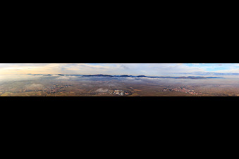 Panorama der Haardt von Göcklingen bis Landau im Winter bei tiefen Wolken im Bundesland Rheinland-Pfalz, Deutschland