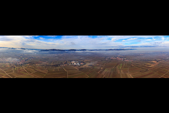 Luftbild von Panorama der Haardt von Göcklingen bis Landau im Winter bei tiefen Wolken in Ilbesheim bei Landau im Bundesland Rheinland-Pfalz, Deutschland