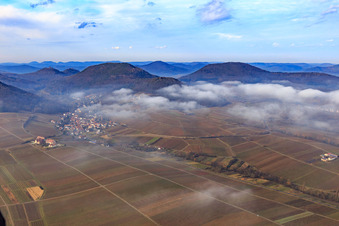 Dorfansicht am Haardtrand im Winter bei tiefen Wolken von Osten in Leinsweiler im Bundesland Rheinland-Pfalz, Deutschland