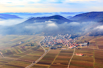 Dorfansicht am Haardtrand im Winter bei tiefen Wolken von Osten in Eschbach im Bundesland Rheinland-Pfalz, Deutschland