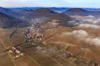 Luftaufnahme von Dorfansicht am Haardtrand im Winter bei tiefen Wolken von Osten in Leinsweiler im Bundesland Rheinland-Pfalz, Deutschland