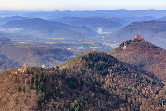 Die vier Burgruinen Scharfenberg, Jungturm, Anebos und Burg Trifels im Winter aus Südosten in Leinsweiler im Bundesland Rheinland-Pfalz, Deutschland