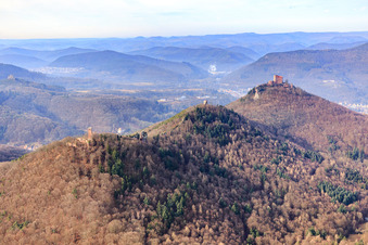 Luftbild von Die vier Burgruinen Scharfenberg, Jungturm, Anebos und Burg Trifels im Winter aus Südosten in Leinsweiler im Bundesland Rheinland-Pfalz, Deutschland