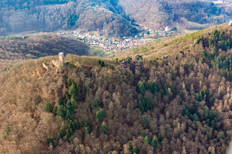 Luftaufnahme von Burgruinen Anebos Jungturm und Scharfenberg in Leinsweiler im Bundesland Rheinland-Pfalz, Deutschland