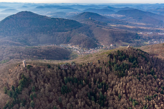 Schrägluftbild von Burgruinen Anebos Jungturm und Scharfenberg in Leinsweiler im Bundesland Rheinland-Pfalz, Deutschland