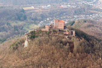 Burg Trifels in Annweiler am Trifels im Bundesland Rheinland-Pfalz, Deutschland vom Flugzeug aus