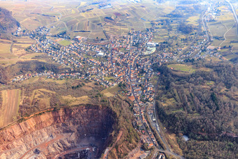Queichtal im Winter aus Westen mit  Steinbruch Albersweiler der  Basalt-Actien-Gesellschaft im Bundesland Rheinland-Pfalz, Deutschland