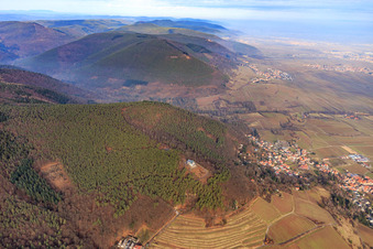 Haardtrandpanorama im Winter aus Süden von der St.-Anna-Kapelle bis zum Hambacherschloss in Burrweiler im Bundesland Rheinland-Pfalz, Deutschland