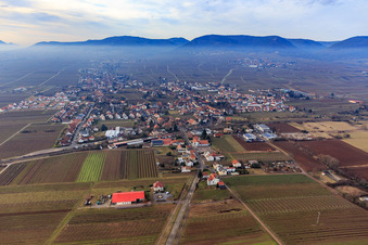 Ortsansicht im Winter bei Inversion von Osten in Edesheim im Bundesland Rheinland-Pfalz, Deutschland