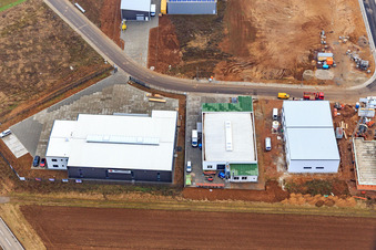 Gewerbepark W II mit HELLMANN Kunststoff- & Metallgrosshandel GmbH, Schreinerei Karsten Kremel und PLAMECO Spanndecken Südpfalz in Herxheim bei Landau im Bundesland Rheinland-Pfalz, Deutschland