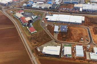 Gewerbepark W II mit HELLMANN Kunststoff- & Metallgrosshandel GmbH, Schreinerei Karsten Kremel, PLAMECO Spanndecken Südpfalz, Klarsicht-Verpackungen Weber GmbH und Raiffeisen Agrarhandel Pfalz GmbH (Herxheim) in Herxheim bei Landau im Bundesland Rheinland-Pfalz, Deutschland