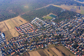 Ortsansicht Bahnhofstraße aus Süden mit Sportplatz des SKG Bickenbach - Abt. Fussball im Bundesland Hessen, Deutschland