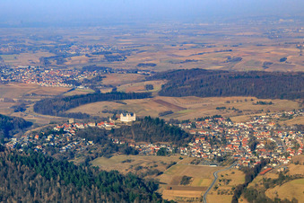 Ortsansicht aus Südwesten mit Schloss Lichtenberg im Ortsteil Niedernhausen in Fischbachtal im Bundesland Hessen, Deutschland