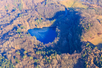 Steinbruchsee bei Fischbachtal im Ortsteil Meßbach im Bundesland Hessen, Deutschland von oben
