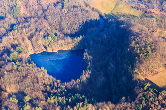 Steinbruchsee bei Fischbachtal im Ortsteil Meßbach im Bundesland Hessen, Deutschland von oben gesehen