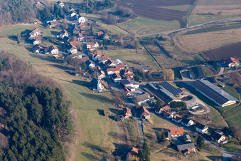Luftbild von Dorf - Ansicht am Rande von landwirtschaftlichen Feldern und Nutzflächen in Kocherbach in Wald-Michelbach im Bundesland Hessen, Deutschland