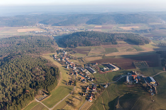 Luftaufnahme von Dorf - Ansicht am Rande von landwirtschaftlichen Feldern und Nutzflächen in Kocherbach in Wald-Michelbach im Bundesland Hessen, Deutschland