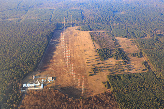 Luftbild von US-Antennenanlage der IBB International Broadcasting Bureau Transmitter Station Lampertheim im Ortsteil Neuschloß im Bundesland Hessen, Deutschland