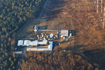 Luftaufnahme von US-Antennenanlage der IBB International Broadcasting Bureau Transmitter Station Lampertheim im Ortsteil Neuschloß im Bundesland Hessen, Deutschland