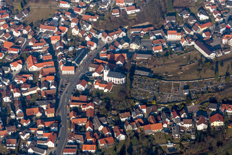 Kirchenturm und Turm- Dach am Kirchengebäude der Evangelischen Kirche Reichenbach in Lautertal (Odenwald) im Bundesland Hessen, Deutschland