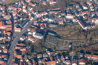 Luftbild von Kirchenturm und Turm- Dach am Kirchengebäude der Evangelischen Kirche Reichenbach in Lautertal (Odenwald) im Bundesland Hessen, Deutschland