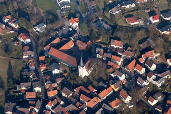 Burg und Kirche im Ortsteil Kirchbrombach in Brombachtal im Bundesland Hessen, Deutschland
