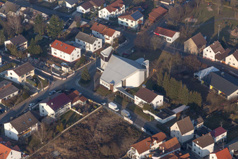 Kirchengebäude im Dorfkern im Ortsteil Klein-Zimmern in Groß-Zimmern im Bundesland Hessen, Deutschland