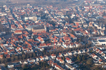 Luftbild von Kirche im Altstadt- Zentrum der Innenstadt in Dieburg im Bundesland Hessen, Deutschland