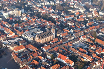 Luftaufnahme von Kirche im Altstadt- Zentrum der Innenstadt in Dieburg im Bundesland Hessen, Deutschland