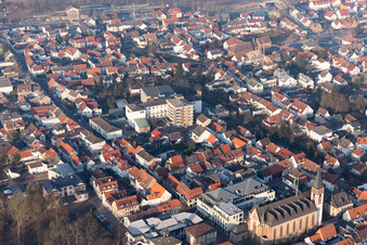 Kirchengebäude der Pfarrkirche St. Peter und Paul im Altstadt- Zentrum der Innenstadt in Dieburg im Bundesland Hessen, Deutschland
