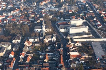 Verwaltungsgebäude der staatlichen Behörde Justizvollzugsanstalt und Gnadenkapelle in Dieburg im Bundesland Hessen, Deutschland