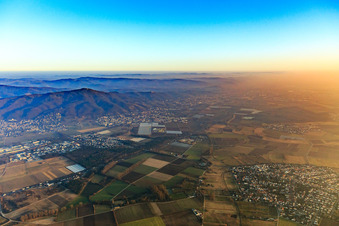 Ortsansicht aus Nordwesten im Hintergrund der Odenwald mit Melibokus im Ortsteil Alsbach in Alsbach-Hähnlein im Bundesland Hessen, Deutschland