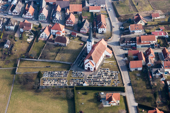 Grabreihen auf dem Gelände des Friedhofes an der Kirche Eglise catholique Saint-Martin in Seebach in Grand Est im Bundesland Bas-Rhin, Frankreich