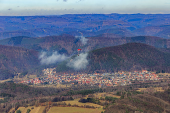 Ortsansicht im Pfälzerwald aus Südwesten in Waldrohrbach im Bundesland Rheinland-Pfalz, Deutschland