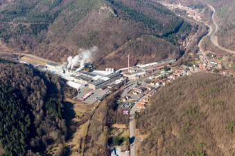 Luftbild von Gebäude und Produktionshallen auf dem Werksgelände Kartonfabrik Buchmann GmbH im Ortsteil Sarnstall in Annweiler am Trifels im Bundesland Rheinland-Pfalz, Deutschland
