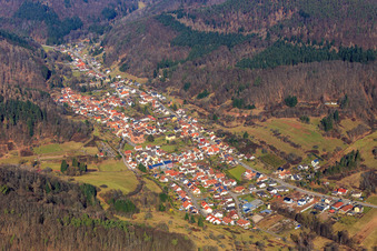 Ortsübersicht im Pfälzerwald aus Süden in Eußerthal im Bundesland Rheinland-Pfalz, Deutschland