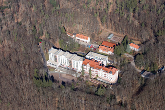 Luftaufnahme von Klinikgelände der Fachklinik Eußerthal. Klinik zur Rehabilitation Abhängigkeitskranker in Eußerthal im Bundesland Rheinland-Pfalz, Deutschland