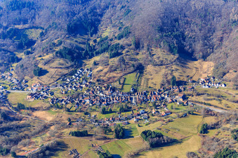 Dorfansicht im Pfälzerwald von Osten in Dernbach im Bundesland Rheinland-Pfalz, Deutschland