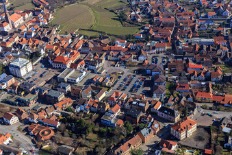 Parkplatz und Wochenmarktsplatz auf dem Werner-Kastner-Platz in Edenkoben im Bundesland Rheinland-Pfalz, Deutschland