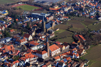 Rathaus  Stadt Edenkoben, Protestantische Kirche Edenkoben und kath. Kirche St. Ludwig im Bundesland Rheinland-Pfalz, Deutschland