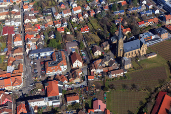 Luftaufnahme von Kath. Kirche St. Ludwig an den innerstädtischen Weinbergen in Edenkoben im Bundesland Rheinland-Pfalz, Deutschland