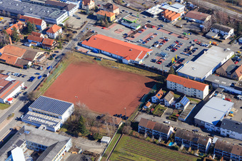 Lidl und Sportplatz an der Paul-Gillet-Realschule plus Edenkoben im Bundesland Rheinland-Pfalz, Deutschland