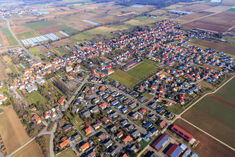 Dorfübersicht von Südwesten mit Sportplatz des  SV Gommersheim 1945 e.V. in Ortsmitte im Bundesland Rheinland-Pfalz, Deutschland