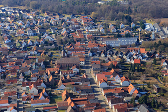Speyerer Straße aus Osten mit Kath. Kirche St. Johannes der Täufer und Eugen Hufnagel GmbH & Co. KG in Harthausen im Bundesland Rheinland-Pfalz, Deutschland