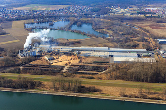 Industriegebiet Konrad-Nolte-Straße jenseits des Rhein mit Rheinspan GmbH & Co. KG in Germersheim im Bundesland Rheinland-Pfalz, Deutschland