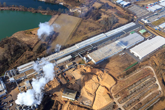 Industriegebiet Konrad-Nolte-Straße jenseits des Rhein mit Rheinspan GmbH & Co. KG in Germersheim im Bundesland Rheinland-Pfalz, Deutschland von oben