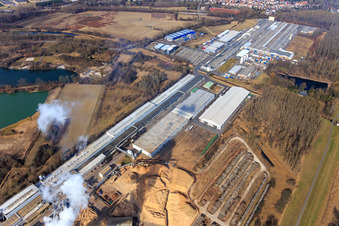Industriegebiet Konrad-Nolte-Straße jenseits des Rhein mit Rheinspan GmbH & Co. KG in Germersheim im Bundesland Rheinland-Pfalz, Deutschland aus der Luft